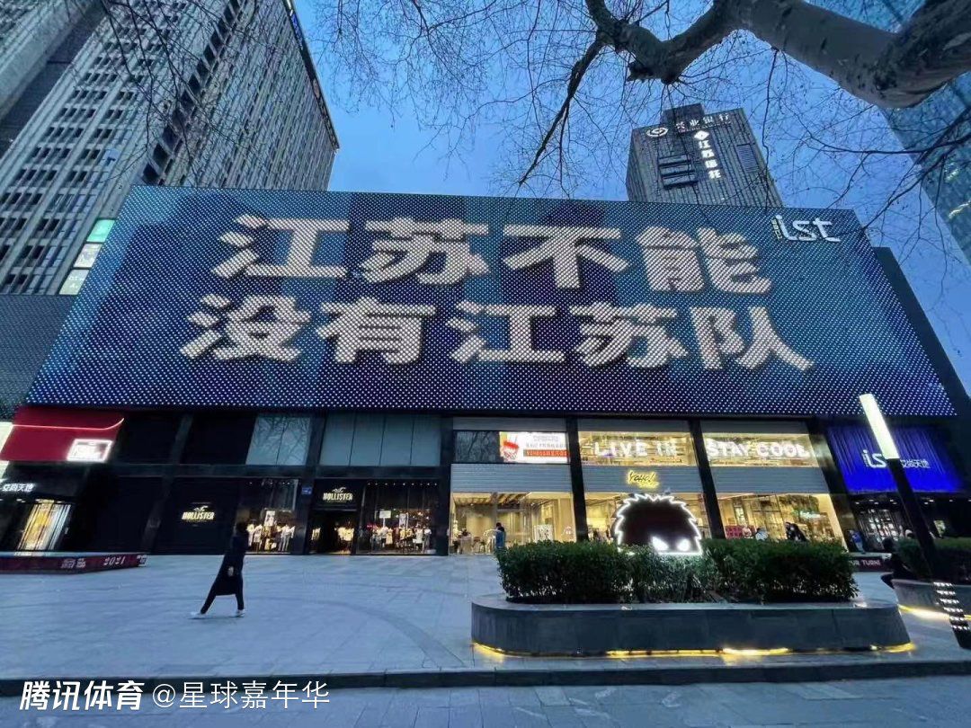 意媒：尤文冬窗可能会以1800万欧的价格出售伊林 热刺感兴趣据意大利媒体转会市场报道，热刺对尤文前锋伊林感兴趣，后者在阿莱格里手下已经没有位置。